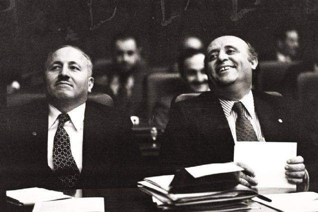 Bu kamyonetin kasasındakiler ülkeyi yönetiyor! 2